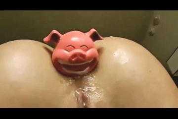 Из попки появляется...