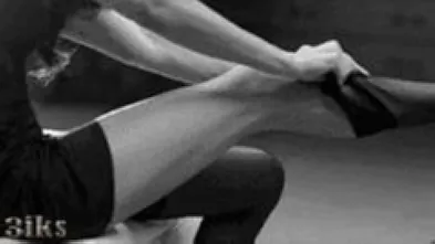 Девушка одевается после секса